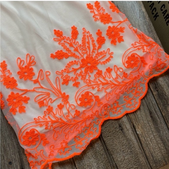 Daytrip Neón Orange Floral Embroidered Mesh Tank - Picture 3 of 14